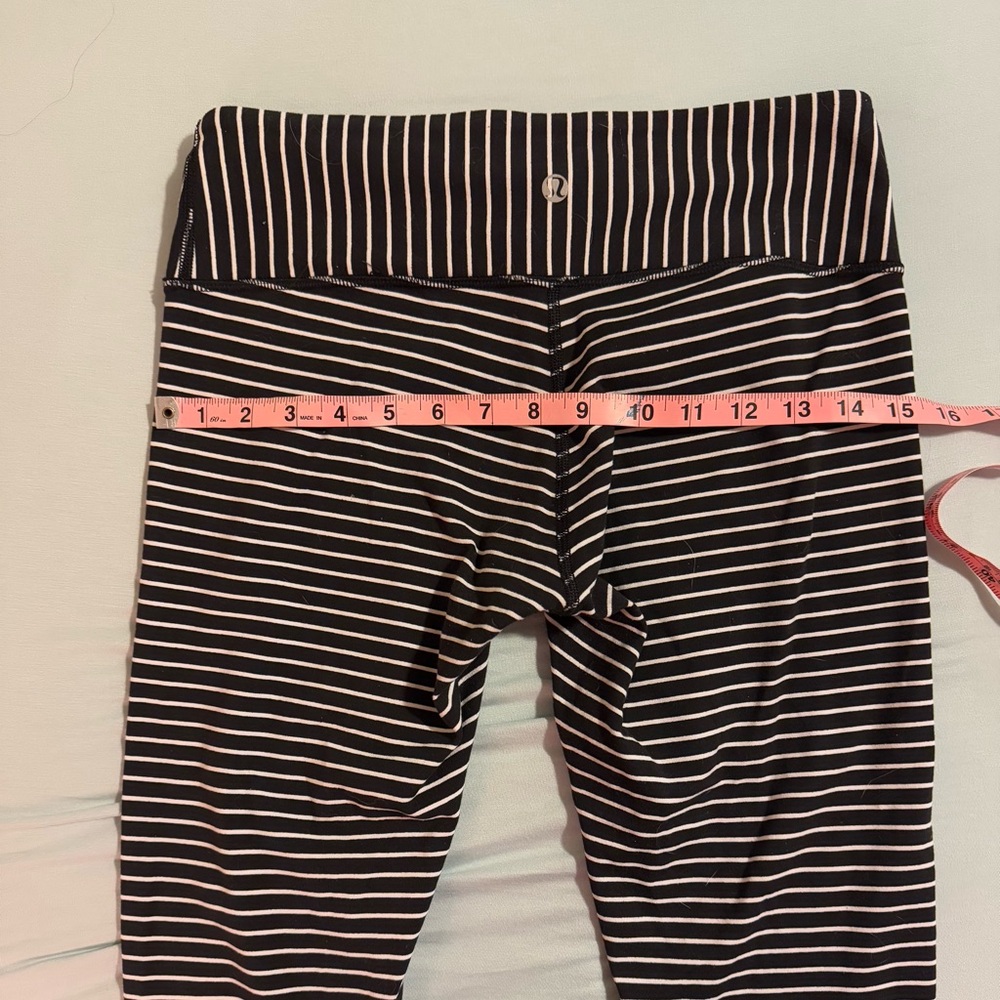 LULULEMON “Wunder Under Crop Leggings” stripes black and white Workout - Picture 3 of 8
